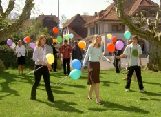 Konfirmanden verteilen Ballone (Foto: Kirchenweb Bilder)
